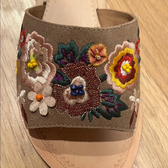 Seychelles Tan Floral Embroidered Sandals. Size 8 - Picture 5 of 8